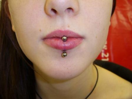 piercings pictures lip. Golden Barbells – Lip Piercing