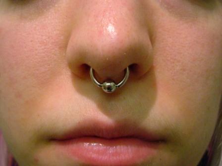 scarlett johansson septum piercing