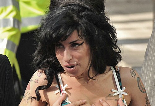 Amy WineHouse with her monroe lip piercing. Amy WineHouse - Monroe Piercing