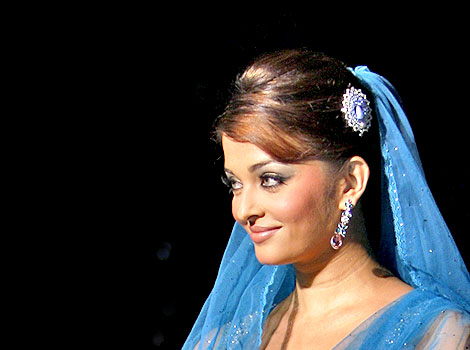 Aishwarya Rai On The Ramp - Ear Piercing