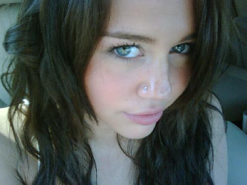 Miley Cyrus Nose Piercing