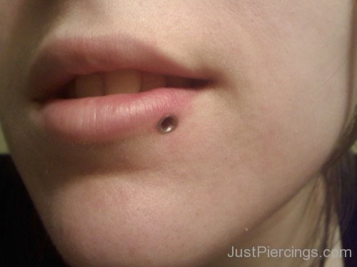 8g Lip Piercing