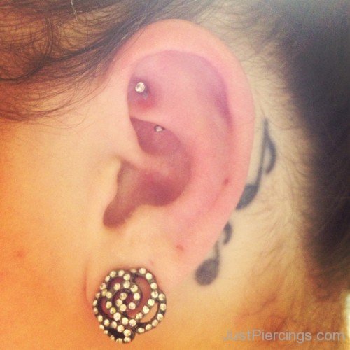 Beautidul Lobe And Rook Piercing