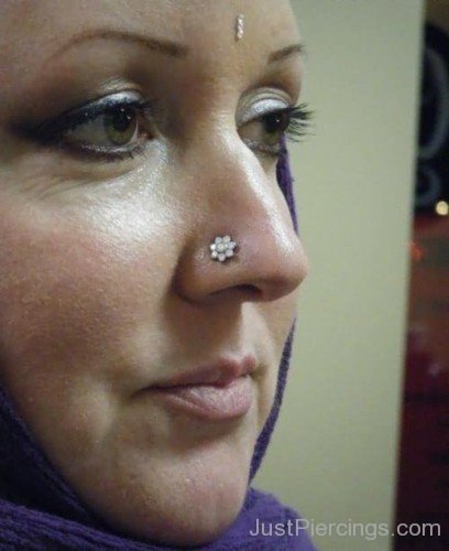 Lady With Nostril And Third Eye Piercing-JP12318