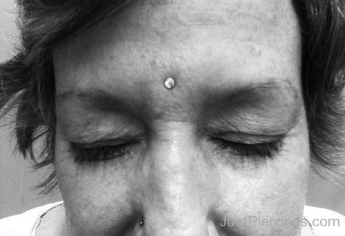 Lady With Right Nostril And Third Eye Piercing-JP12319
