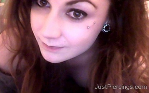 Beautiful Lobe And Butterfly Kiss Piercing
