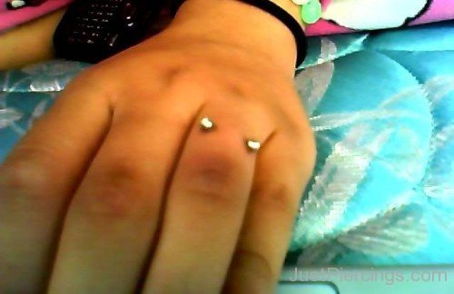 Micro Dermals Finger Piercing For Young-JP12311