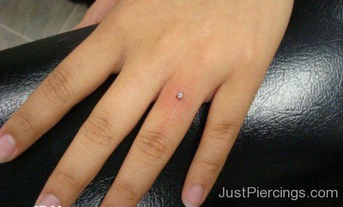 Piercing On Finger With Dermal Anchor-JP12322