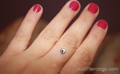 Piercing On Finger With Dermals For Young-JP12323