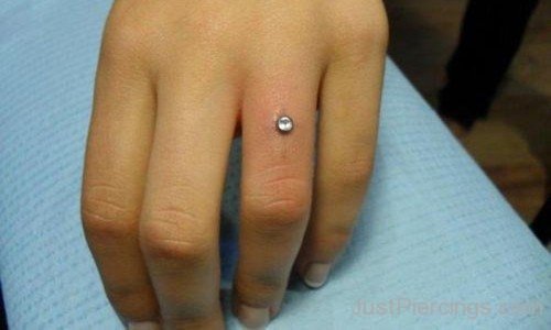 Piercing On Finger With Single Dermal For Young-JP12327