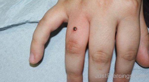 Piercing On Finger With Single Dermal-JP12328