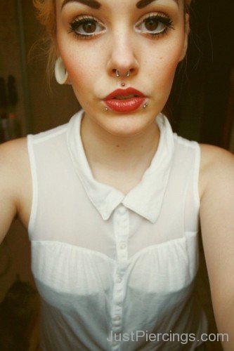 Pretty Girl With Septum And Dahlia Bites Piercing-JP1093