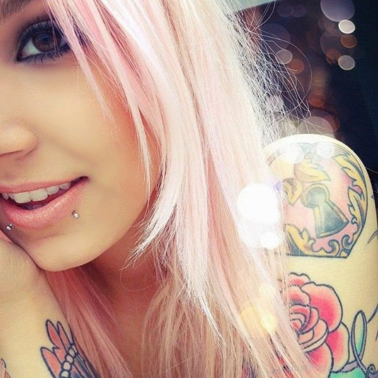 Красивые татуированные девушки с пирсингом носа