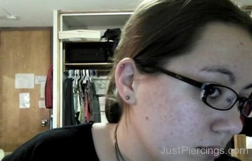 Girl With Cartilage And Lobe Piercing-JP121