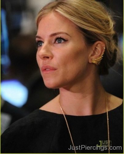 Sienna Miller With Cartilage And Lobe Piercing-JP161