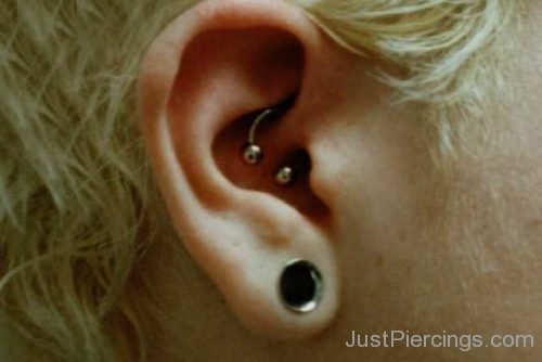 Daith Piercing And Cool Ear Stretching-JP1096
