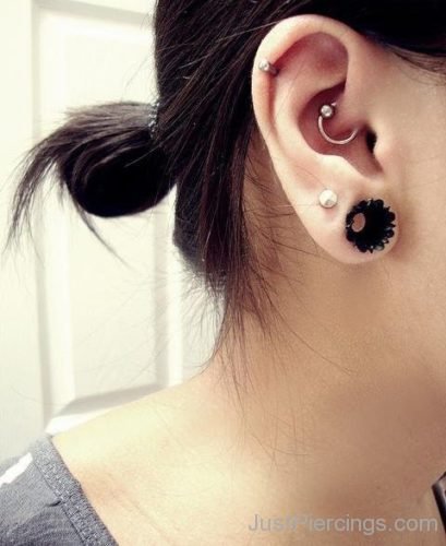 Daith Piercing And Lobe Stretching-JP1140
