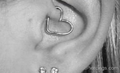 Daith Piercing With Heart Ring And Lobe Piercing 6-JP1233