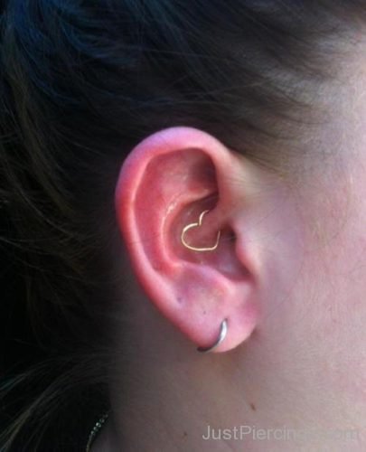 Daith  With Gold Heart Ring And Lobe Piercing-JP1049