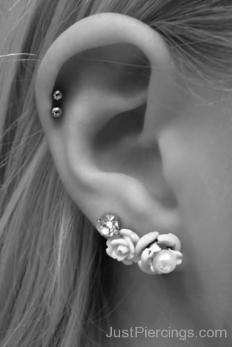Dual Cartilage And Triple Lobe Ear Piercing-JP1058