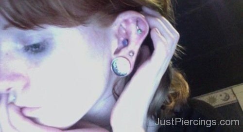 Helix Conch Piercing And Ear Lobe Stretching-JP1106