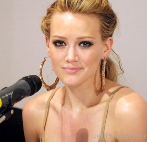 Hilary Duff Ear Lobe Piercing-JP1056