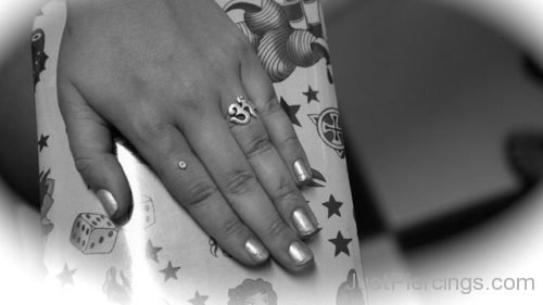 Black & White Finger Piercing-JP1015