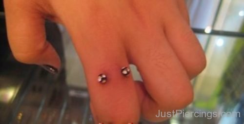 Close Up Surface Finger Piercing-JP1020