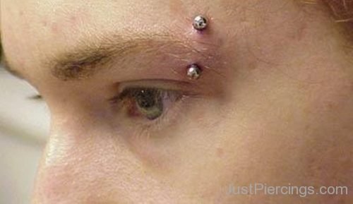 Close-Up Vertical Eyebrow Piercing For Young-JP030