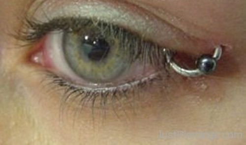 Close up Eyelid Piercing-JP110