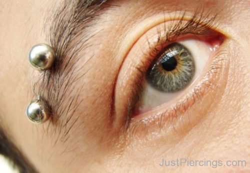 Closeup Eyebrow Piercing-JP1030