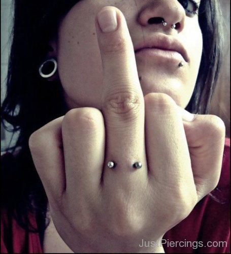 Finger With Barbell And Nose Piercing-JP1115