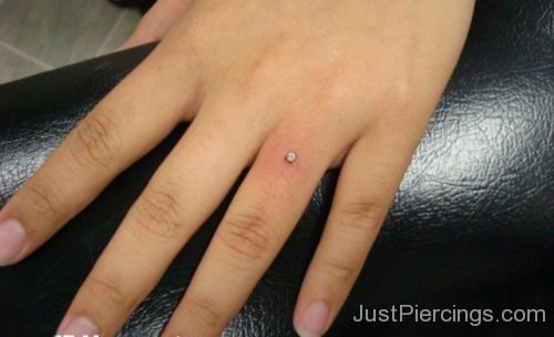 Piercing On Finger With Dermal Anchor-JP1228