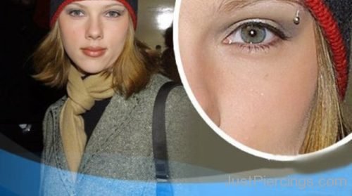 Scarlett Johansson Eyebrow Piercing-JP196