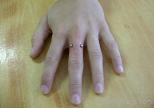 Surface Finger Piercing With Barbell 1-JP1259