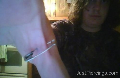 Web Safety Pin Hand Piercing-JP1193